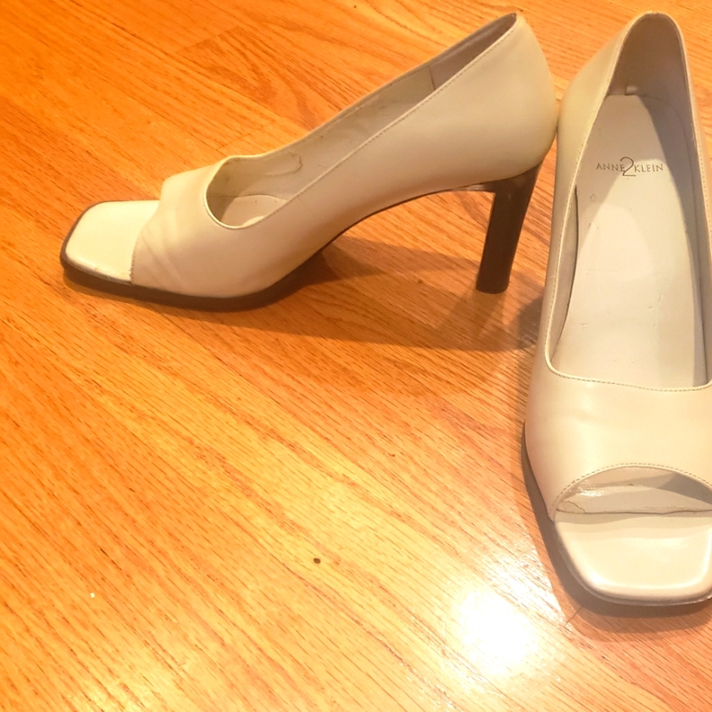 Anne Klein beige shoes size 8
